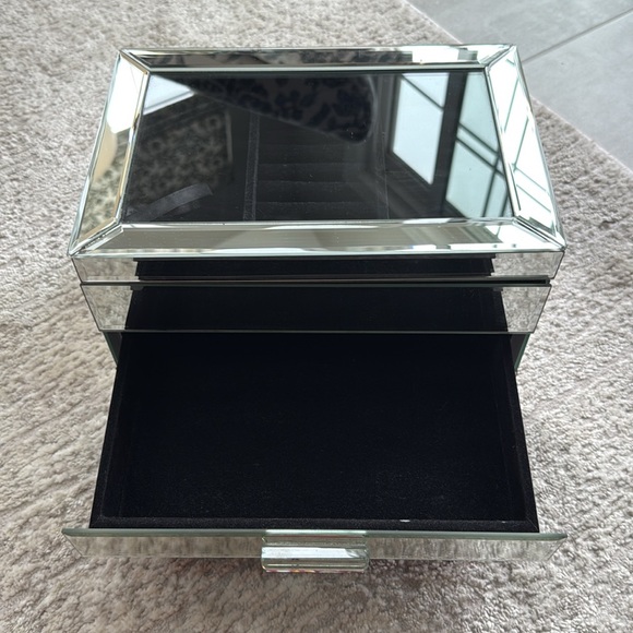 Tahari 2-Drawer, See-Thru Top, 24 Rings, 3 Top Compartment, Mirrored Jewelry Box - Picture 6 of 16